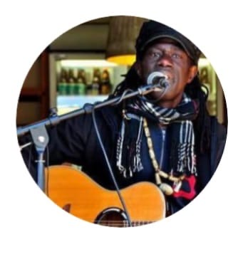 Seydou avec sa guitare